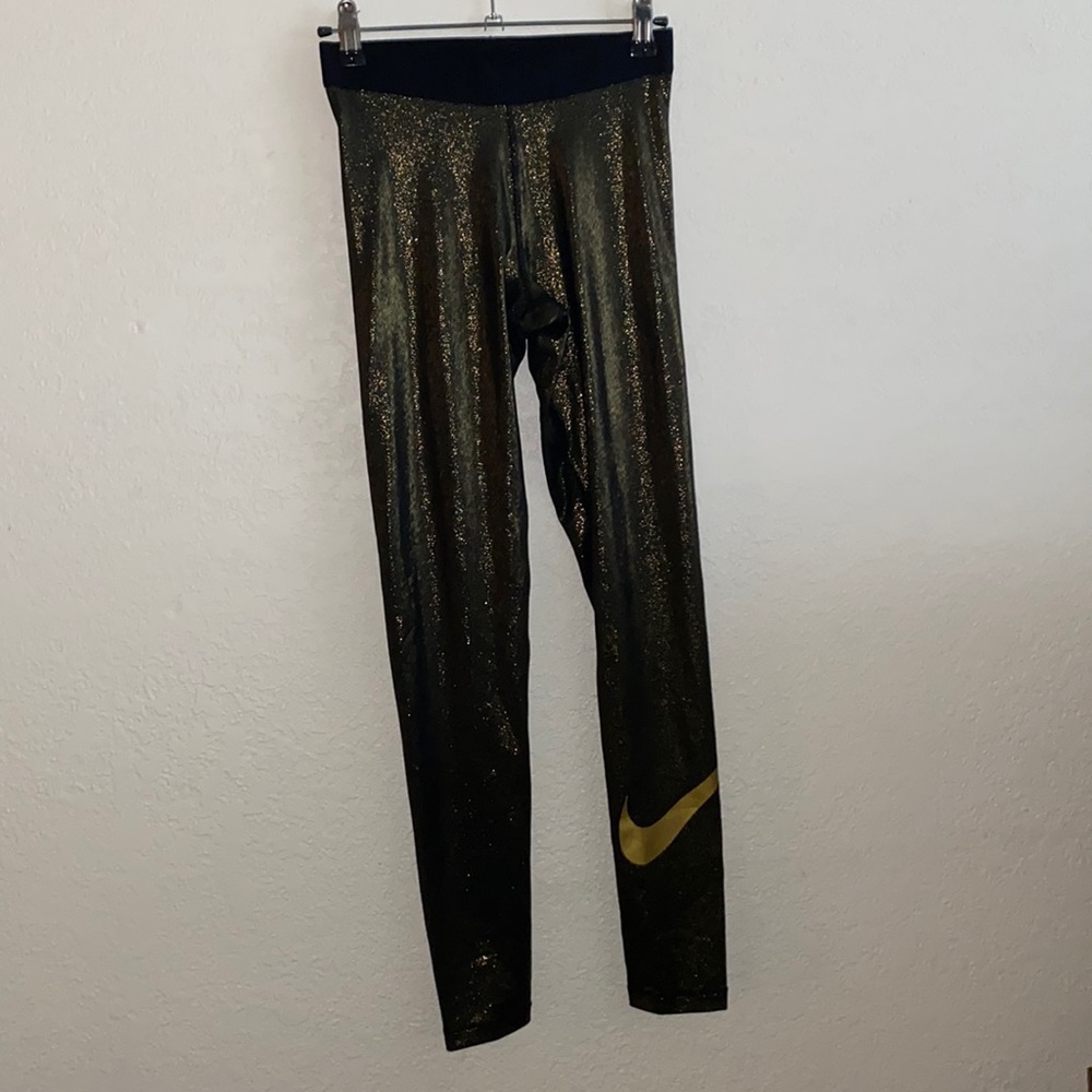 Nike pro capri compressions pants
